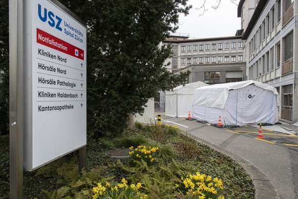 Zwei Zelten stehen vor der Notfallstation des Unispitals bei denen infizierte Coronavirus Patienten zuerst in die Triage kommen, aufgenommen am Freitag, 6. Maerz 2020 in Zuerich. (KEYSTONE/Ennio Leanz ...