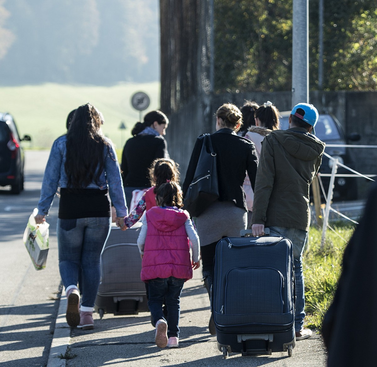 Asylanten aus Syrien auf dem Weg in das neue Asylzentrum, am Freitag, 31. Oktober 2014, in Schafhausen im Emmental. (KEYSTONE/Peter Schneider)