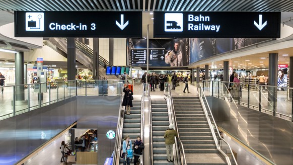 Signs showing the way to check-in 3 and to the Swiss Railway station at Zurich Airport in Kloten in the canton of Zurich, Switzerland, pictured on February 18, 2013. (KEYSTONE/Gaetan Bally)

Anzeigeta ...