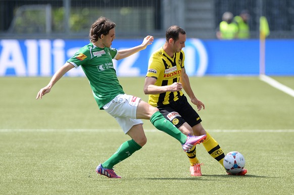 Bern, 10.5.2015, Fussball Super League - BSC Young Boys - FC St. Gallen. Roy Gelmi (St. Gallen) gegen YBs Jan Lecjaks (Nr. 8). (Daniel Teuscher/EQ Images)