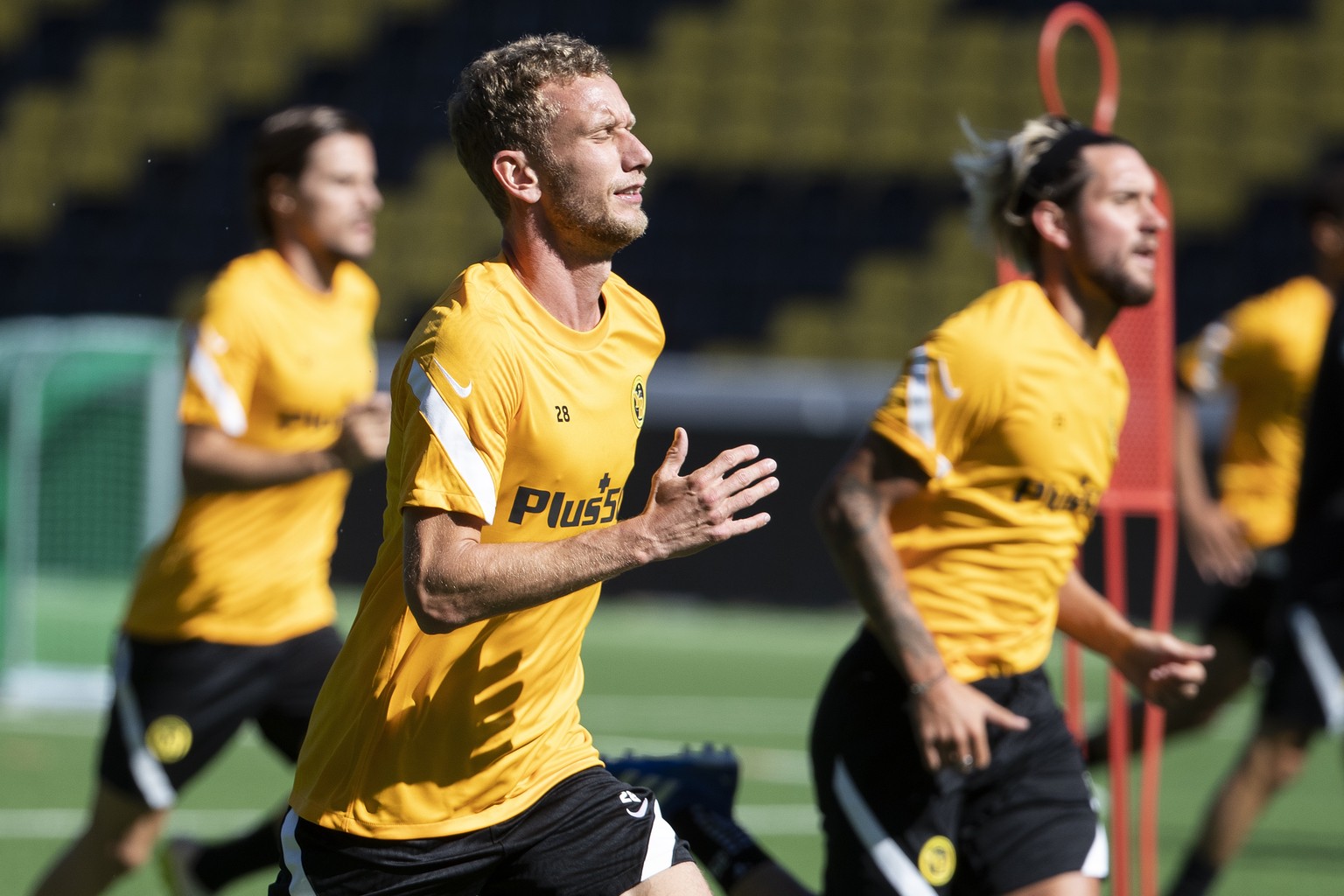 YBs Fabian Lustenberger, vorne, Jordan Lefort, rechts, und Quentin Maceiras, links, in Aktion im ersten Training von YB in der Saisonvorbereitung der Saison 2020/2021, am Dienstag, 18. August 2020 im  ...