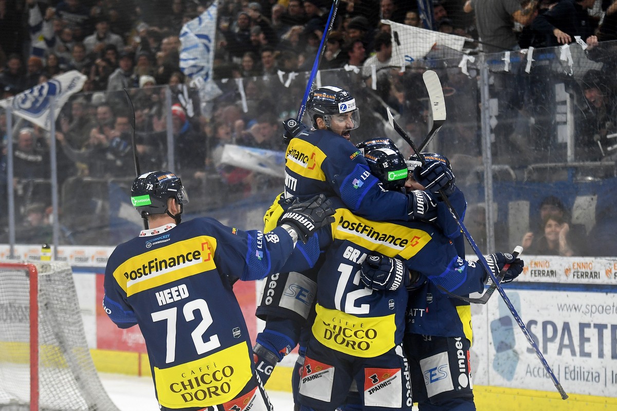 Ambri's player Daniele Grassi center, celebrates the 2-2 goal with team mates, during the preliminary round game of National League A (NLA) Swiss Championship 2022/23 between HC Ambri Piotta and  ...