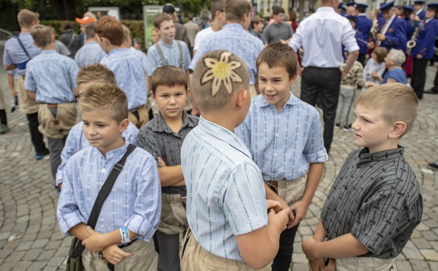 Ein Jungschwinger mit Enzian Haarschnitt beim Festumzug anlaesslich des Eidgenoessischen Schwing- und Aelplerfest (ESAF) in Zug, am Freitag, 23. August 2019. (KEYSTONE/Urs Flueeler)