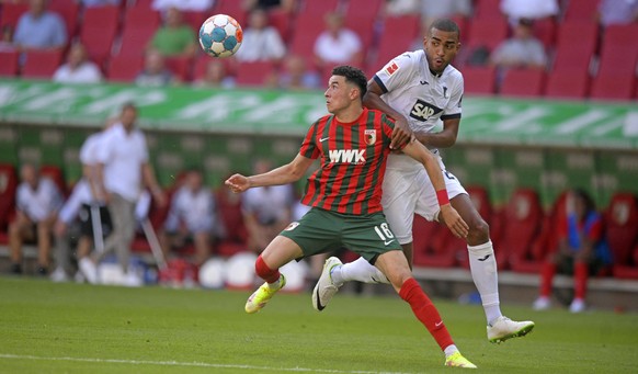 14.08.2021, Fussball 1. Bundesliga 2021/2022, 1. Spieltag, FC Augsburg TSG 1899 Hoffenheim, in der WWK-Arena Augsburg, v.li: Ruben Vargas FC Augsburg gegen Kevin Akpoguma TSG 1899 Hoffenheim ***DFL an ...