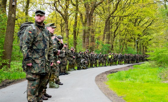 28.04.2024, Niedersachsen, H�ttenberg: Bundeswehrsoldaten suchen mit einer Menschenkette nach einem vermissten Jungen. Der sechs Jahre alte Arian aus Elm wird weiter vermisst. Die Suche nach ihm geht  ...
