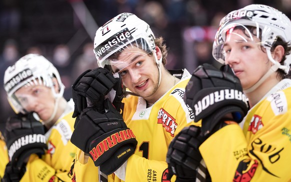 La deception de l&#039;attaquant bernois Jeremi Gerber, centre, et de l&#039;attaquant bernois Joshua Fahrni, lors du match du championnat suisse de hockey sur glace de National League entre le Lausan ...