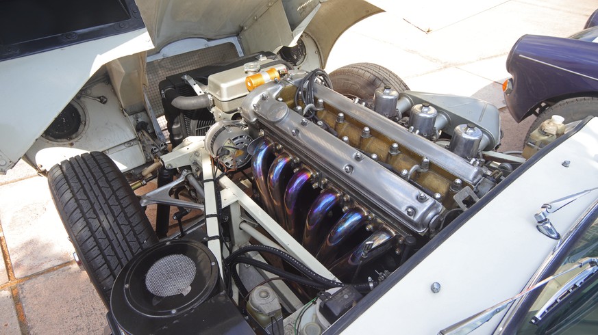 jaguar e-type engine bay motorraum motor 6 zylinder 4,2 liter auto retro