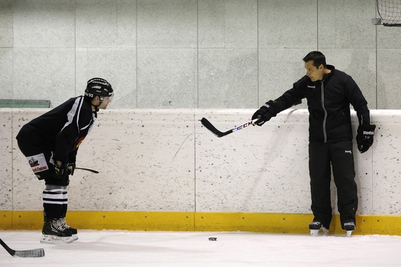 Byron Ritchie hört im Training aufmerksam seinem Trainer Guy Boucher zu.