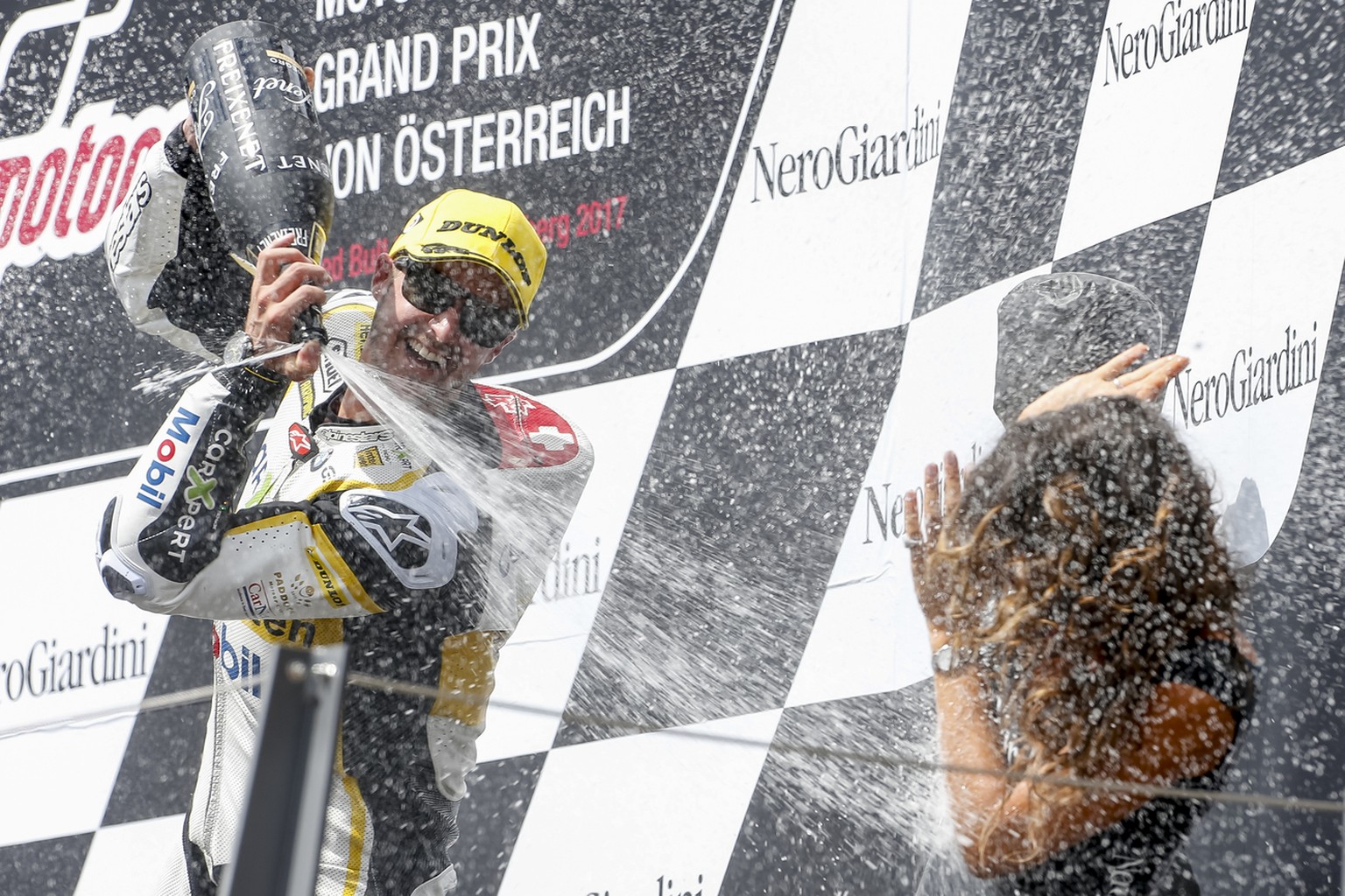 ABD0060_20170813 - SPIELBERG - ÖSTERREICH: Thomas Luthi (SUI/CarXpert Interwetten) bei der Siegerehrung des Moto 2 Rennens anl. des NeroGiardini Motorrad Grand Prix von Österreich 2017 am Sonntag, 13. ...