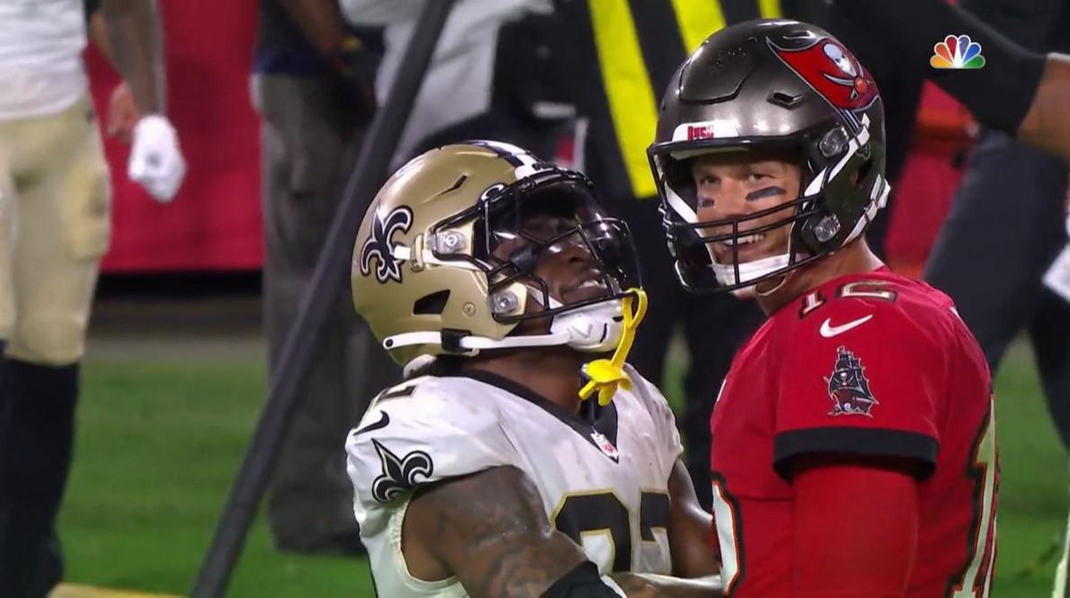 C.J. Gardner-Johnson lächelt Tom Brady nach dessen Fumble frech ins Gesicht.