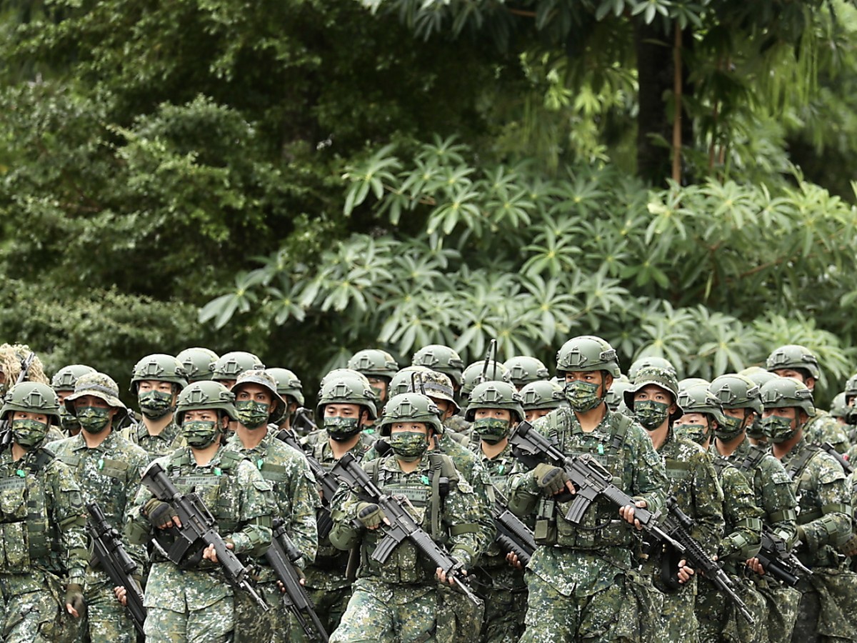 Les autorités de Taïwan ont pris la décision de rallonger de quatre mois à un an la durée du service militaire dans le pays. Cette mesure doit permettre à l'île de se préparer au menaces grandiss ...