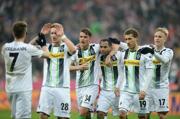 Das Gladbacher Kollektiv jubelt über den Doppelpack von Raffael.