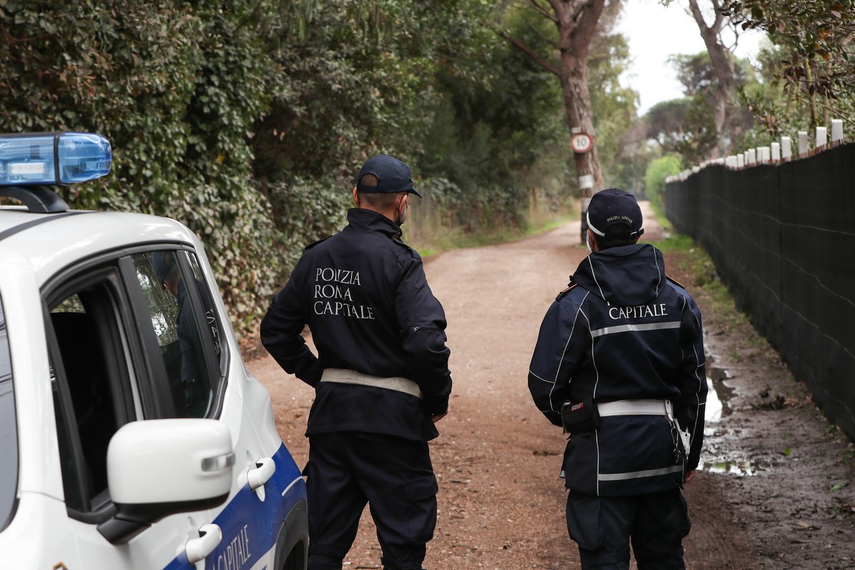 epa09572531 Rome's Local Police watch the area in which there is a poultry farm in which an outbreak of bird flu has been detected by the Local Health Agency of Rome, in Ostia, fraction of the Mu ...