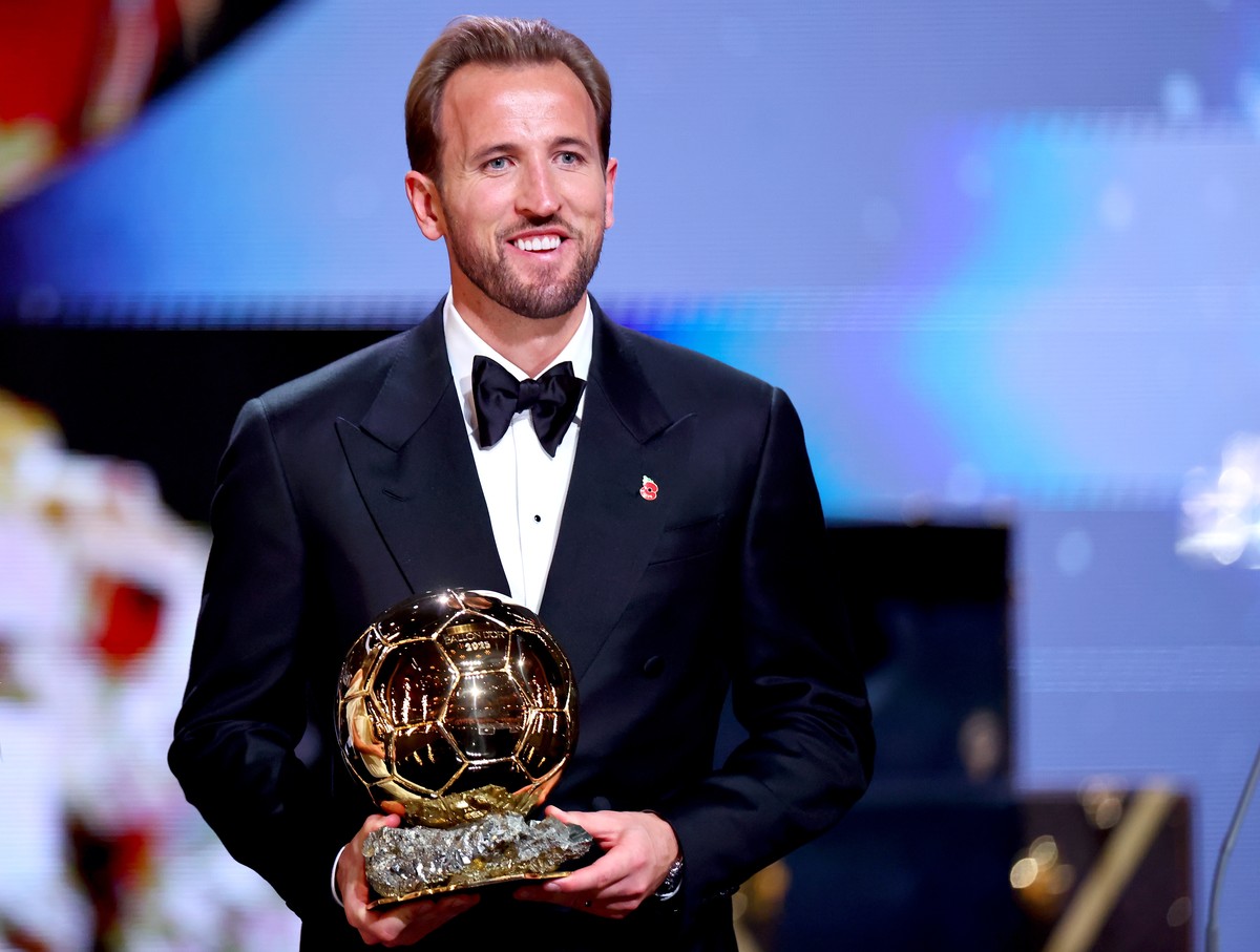 epa13333534 England captain Harry Kane wins the Men's Ballon d'Or at the 2026 Ballon d'Or awards ceremony at the London Palladium Theatre, London, Great Britain, 26 October 2026. It is  ...