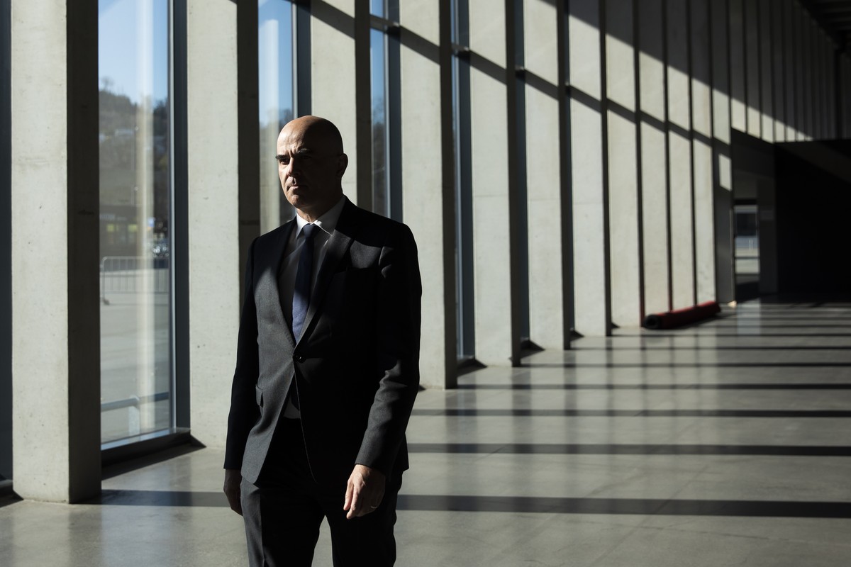 Bundesrat Alain Berset verlaesst das Messegelaende in Luzern, nach einer Pressekonferenz und einem Besuch im Coronavirus "Drive-In" Testcenter des Kantons Luzern, am Dienstag, 31. Maerz 2020 ...