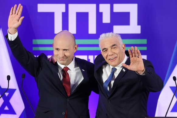 epaselect epa12915798 Former Israeli prime ministers Naftali Bennett (L) and Yair Lapid (R) hold a joint press conference in Herzliya, Israel, 26 April 2026. The two leaders announced they will run to ...