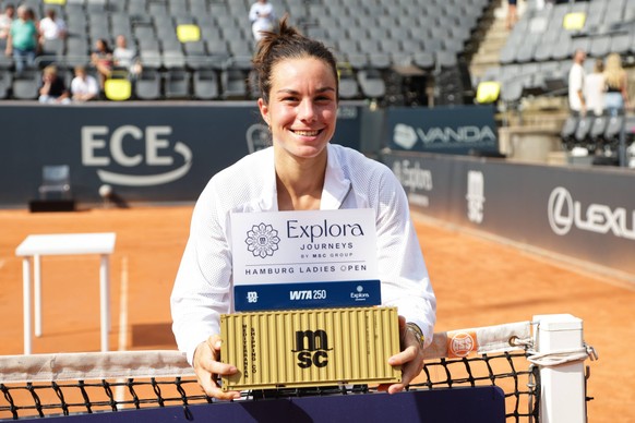 &lt;p&gt;Loïs Boisson erhält für den Turniersieg beim WTA-Turnier in Hamburg einen Minatur-Schiffscontainer.&lt;/p&gt;