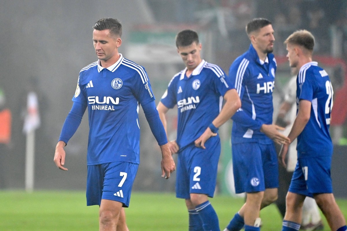 Schalker Spieler, Paul SEGUIN FC Schalke 04, Felipe SANCHEZ FC Schalke 04, Enttaeuschung,Frust, enttaeuscht,frustriert,niedergeschlagen, Aktion. Fussball DFB Pokal 2.Runde FC Augsburg - FC Schalke 04  ...