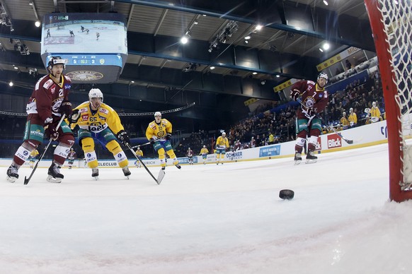 Geneve-Servette&#039;s forward Nathan Gerbe, of U.S.A., right, scores the 6:3, past Geneve-Servette&#039;s forward Tim Traber, left, Davos&#039; forward Marc Wieser, 2nd left, Davos&#039; defender Mar ...