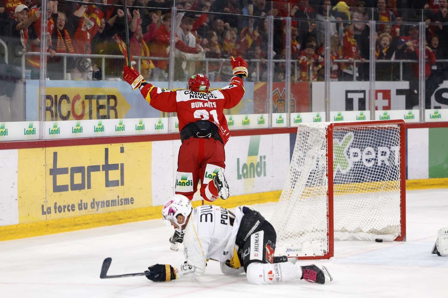 Biels Rihards Bukarts jubelt nach seinem Tor zum 3-2 im Eishockey Meisterschaftsspiel der National League zwischen EHC Biel und HC Ajoie, am Freitag, 27. Oktober 2023, in der Tissot Arena in Biel. (KE ...