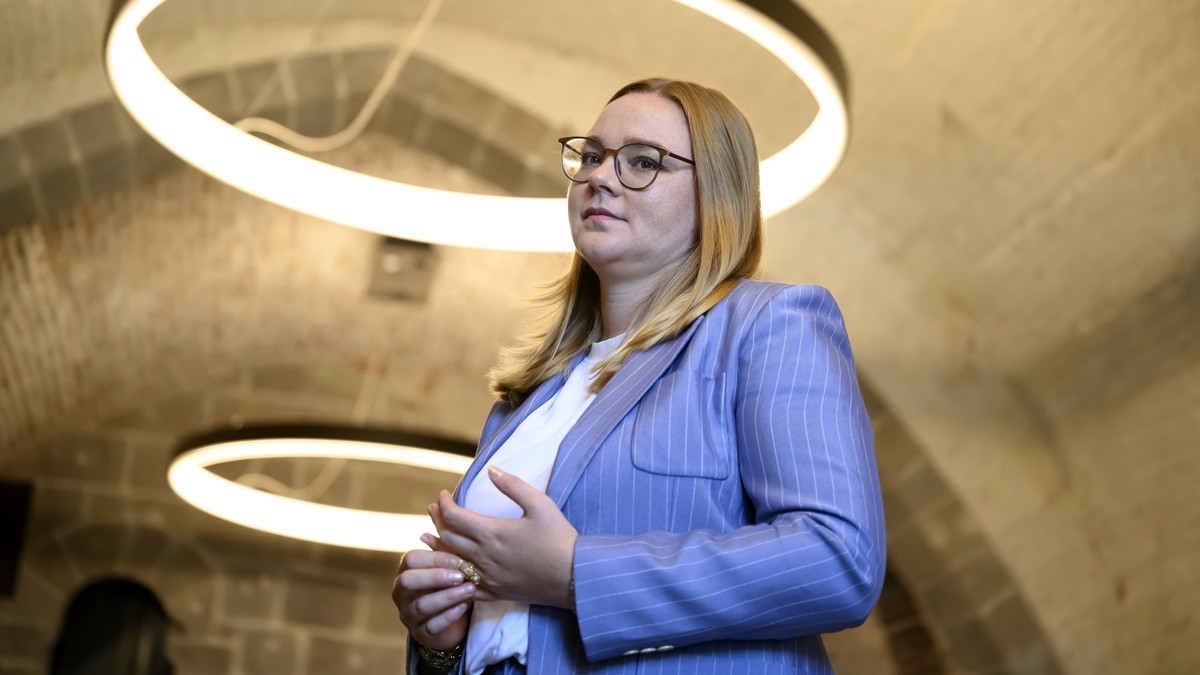 La conseillere d'Etat du canton de Vaud Valerie Dittli reponds aux questions de journalistes apres la conference de presse sur la presentation d'un avis de droit independant relatif au respe ...