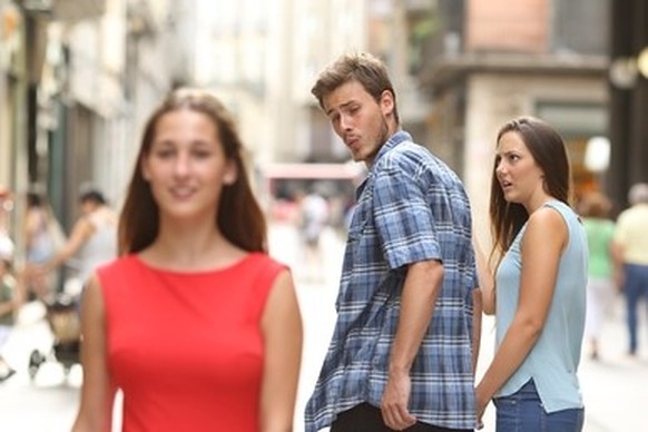 Wer kennt es nicht? Dieses Stock-Foto geistert seit 2015 als «Distracted Boyfriend»-Meme durchs Netz