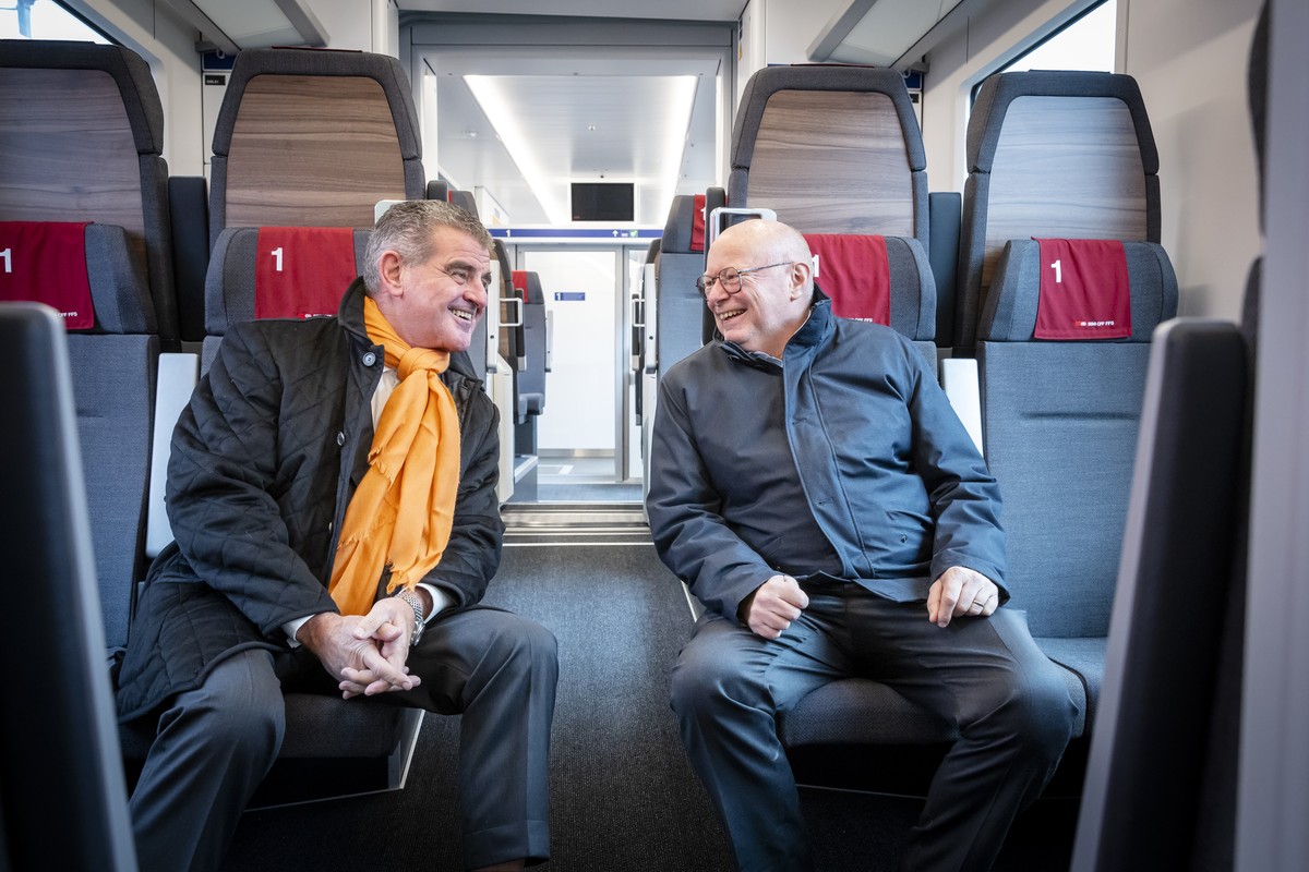 Vincent Ducrot, CEO SBB, rechts, und Peter Spuhler, Verwaltungsratspraesident Stadler sitzen in einem neuen Flirt Evo Zug waehrend einer gemeinsamen Praesentation der SBB, Thurbo und RegionAlps von ne ...
