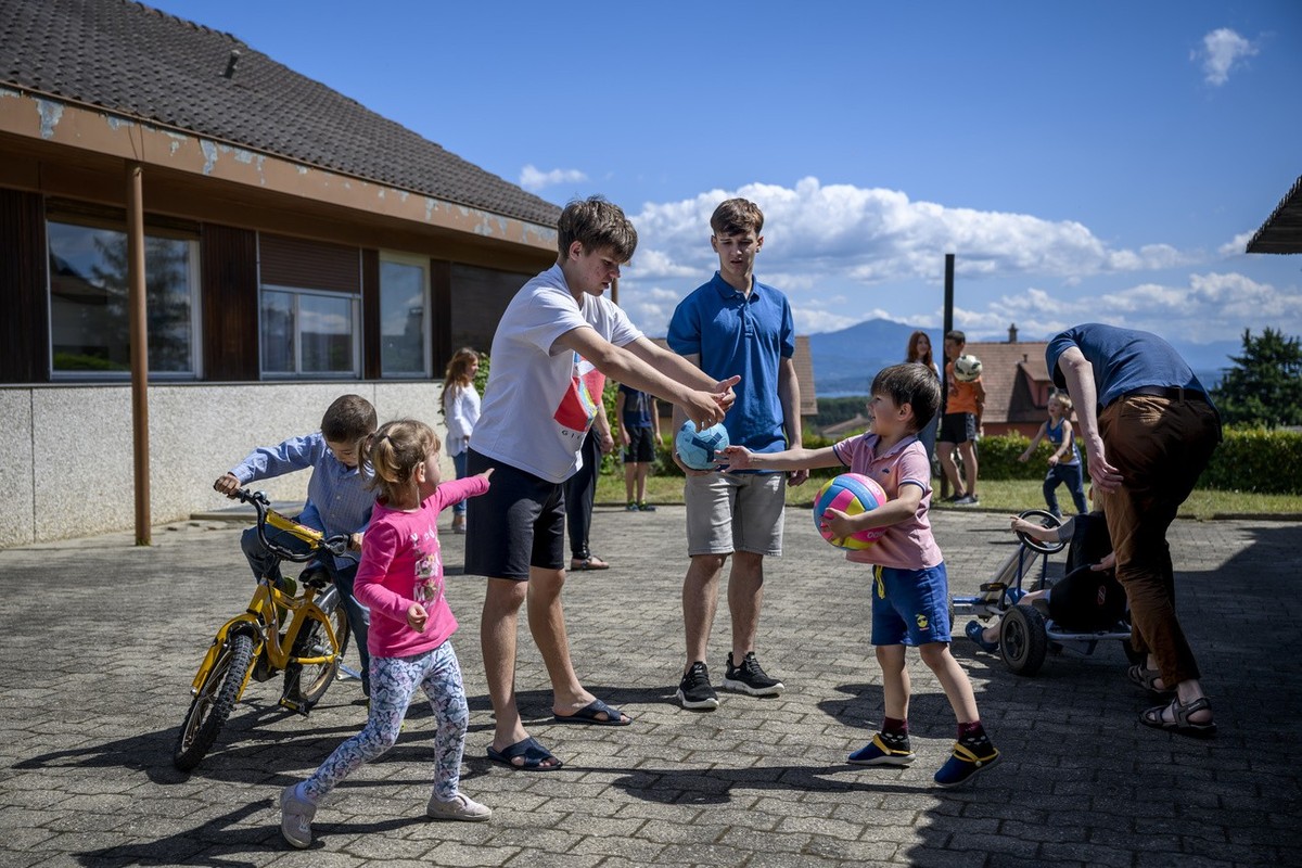 Des enfants et des adultes ukrainiens de la region de Marioupol, jouent dans la cour de la maison le mardi 7 juin 2022 a Gilly dans le canton de Vaud. Le projet de l'association tipiti a Gilly, s ...