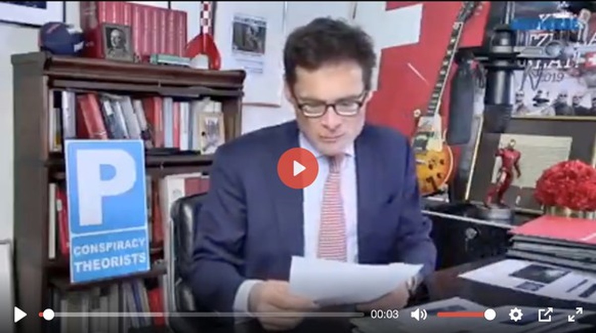 SVP-Hardliner Roger Köppel sprach von «Irreführung der Stimmbevölkerung» – sein Video mit dem «Conspiracy Theorists»-Schild ging auf den Kanälen von Verschwörungstheoretikern viral.bild: youtube