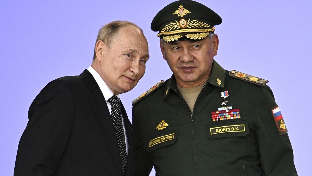 Le président russe Vladimir Poutine et le ministre russe de la Défense Sergei Choïgou assistent à l'ouverture du Forum militaire et technique international "Armée 2022" dans le parc Pat ...
