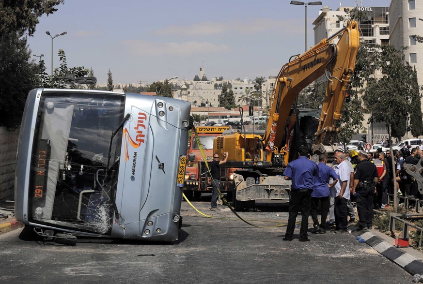 Bild des mutmasslichen Attentats: Ein umgekippter Bus, ein Bagger.