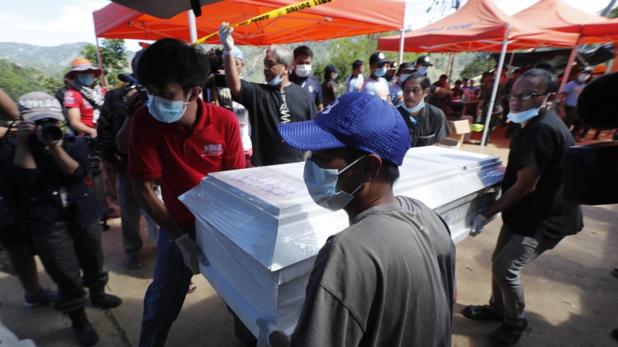 Arbeiter tragen den Sarg eines Schlammlawinen-Opfers in der Stadt Itogon.
