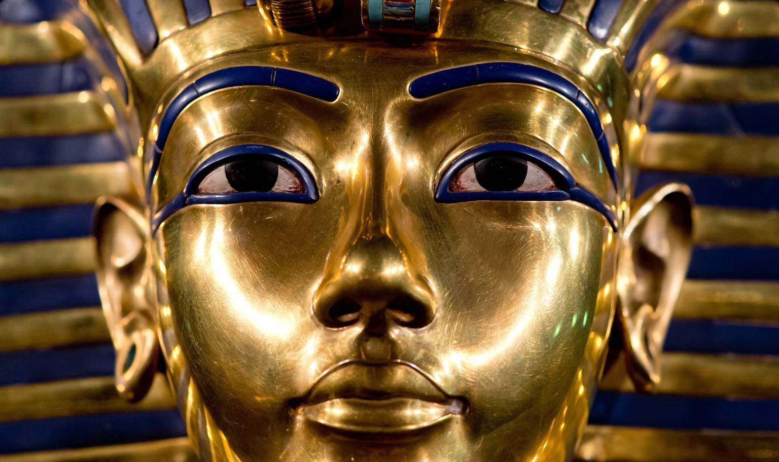 epa04689917 A replica of Tutankhamun's mask is on display during the exhibition 'Tutanchamun - Sein Grab und die Schaetze' (lit. Tutankhamun - His tomb and the treasures) in Munich, Ger ...