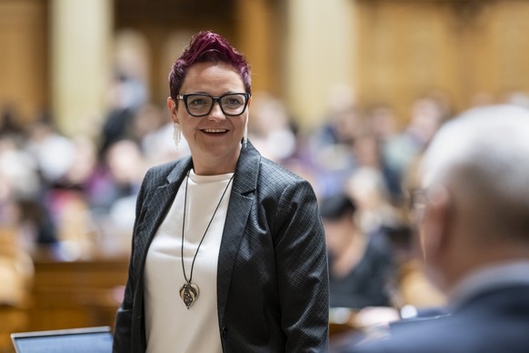 Stefanie Heimgartner, SVP-AG, diskutiert mit einem Fraktionskollegen, an der Sondersession des Nationalrats, am Dienstag, 6. Mai 2025 im Nationalrat in Bern. (KEYSTONE/Alessandro della Valle)