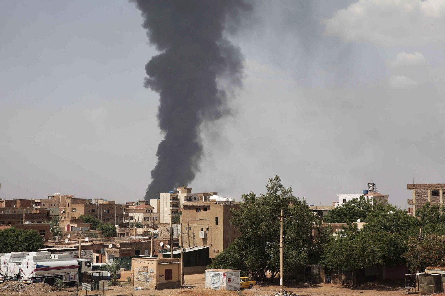 TILE - Smoke rises over Khartoum, Sudan, Thursday, June 8, 2023, as fighting continues between the Sudanese army and paramilitary Rapid Support Forces.  The fighting between the Sudanese army and…
