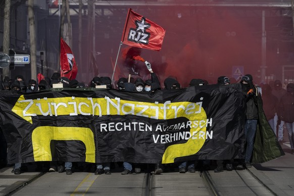 Linksautonome demonstrieren gegen Rechtsradikale in der Innenstadt, aufgenommen am Samstag, 12. Februar 2022 in Zuerich. (KEYSTONE/Ennio Leanza)