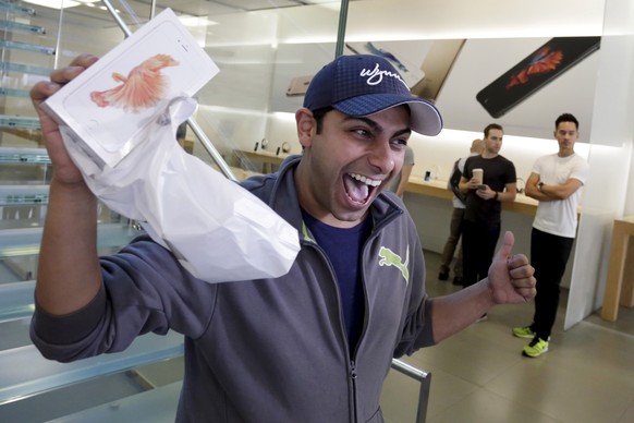 Bobby Evans holds a bag with a new phone as the Apple iPhone 6s and 6s Plus go on sale at an Apple Store in Los Angeles, California in this September 25, 2015, file photo. Apple said it sold more than ...