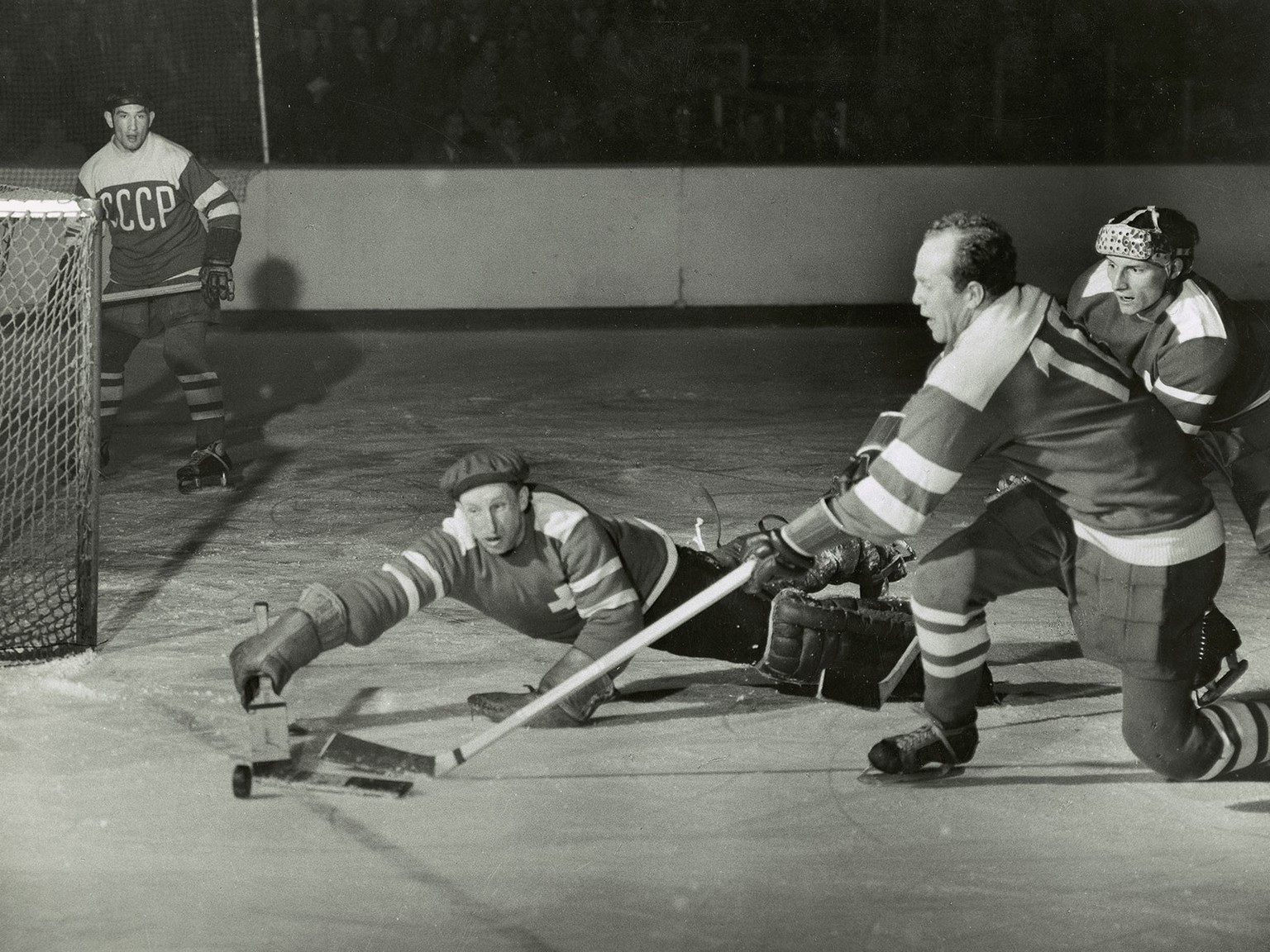 Torhüter Marti Riesen im Spiel der Schweiz gegen die Sowjetunion, um 1950.
https://ba.e-pics.ethz.ch/catalog/ETHBIB.Bildarchiv/r/119060