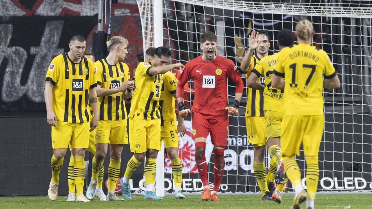 Fußball: 1. Bundesliga, Saison 2022/2023, 12. Spieltag, Eintracht Frankfurt - Borussia Dortmund am 29.10.2022 in Frankfurt Hessen. Dortmunds Torhüter Gregor Kobel bejubelnt mit seinen Teamkollegen den ...