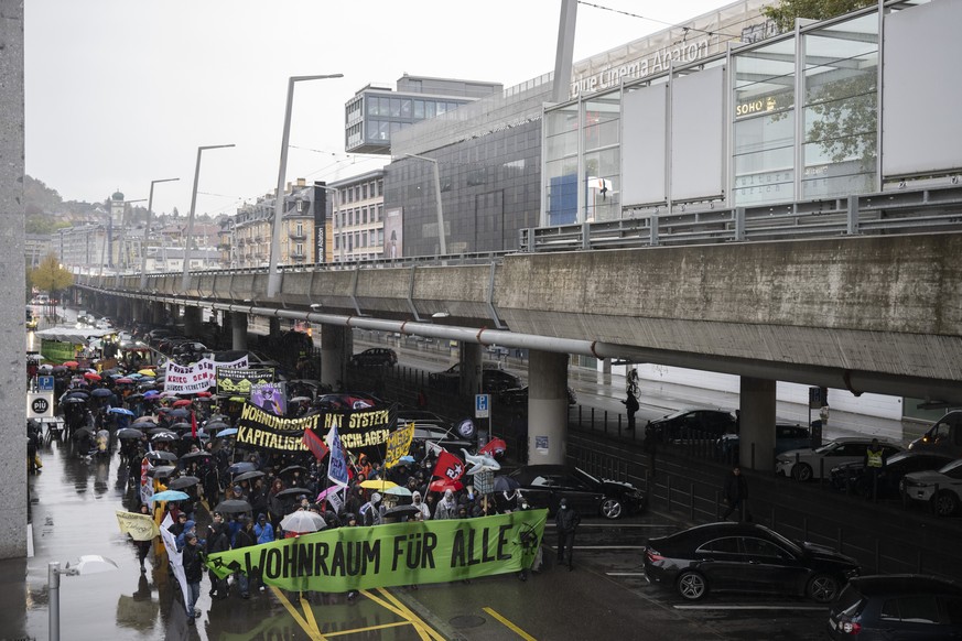 Stadtbewohner demonstrieren gegen die steigenden Wohnkosten und die zunehmende Gentrifizierung, am Samstag, 4. November 2023 in Zuerich. (KEYSTONE/Ennio Leanza)