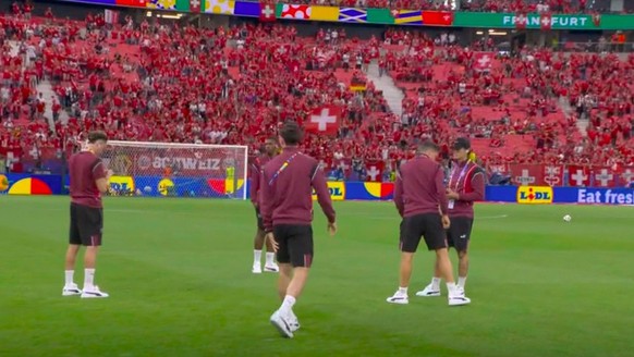 Schweiz Deutschland Nati im Stadion angekommen