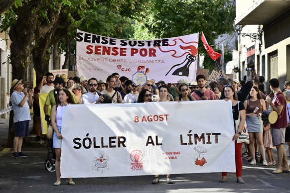 epa13156426 People protest against the overcrowded tourism in Soller, Mallorca, Balearic Islands, Spain, 08 August 2026. The protesters marched through Soller to demand limits on visitor numbers, argu ...