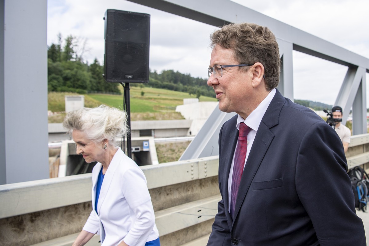 Bundesrat Albert Roesti, rechts, Zuercher Carmen Walker Sp�h, Carmen Walker Sp�h, links, sowie Mittwirkende beim Ampeln auf gruen stzten, anlaesslich der Eroeffnung der 3. Roehre des Gubrist Strassent ...