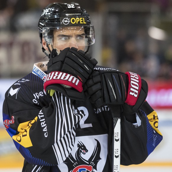 Le defenseur fribourgeois Noah Schneeberger lors de la rencontre du championnat suisse de hockey sur glace de National League entre le HC Fribourg-Gotteron et Geneve-Servette HC, ce samedi, 24 novembr ...