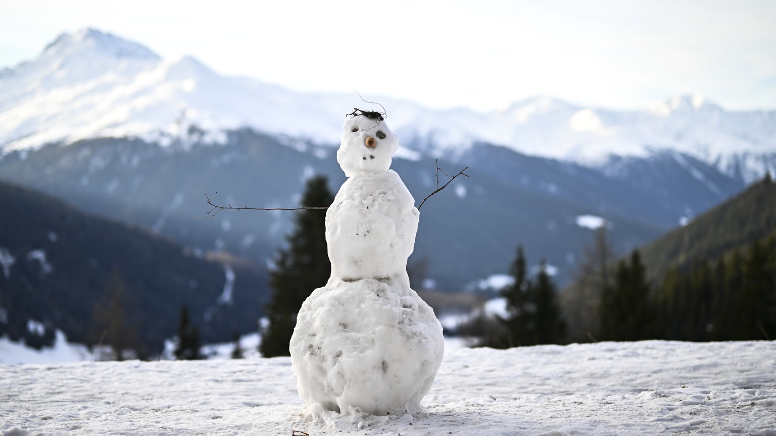 Ein Schneemann in der Sonne, aufgenommen am Donnerstag, 29. Dezember 2022, auf der Schatzalp in Davos. Die kommenden Tage sollen fuer die Jahreszeit hohe Temperaturen mit sich bringen. (KEYSTONE/Gian  ...