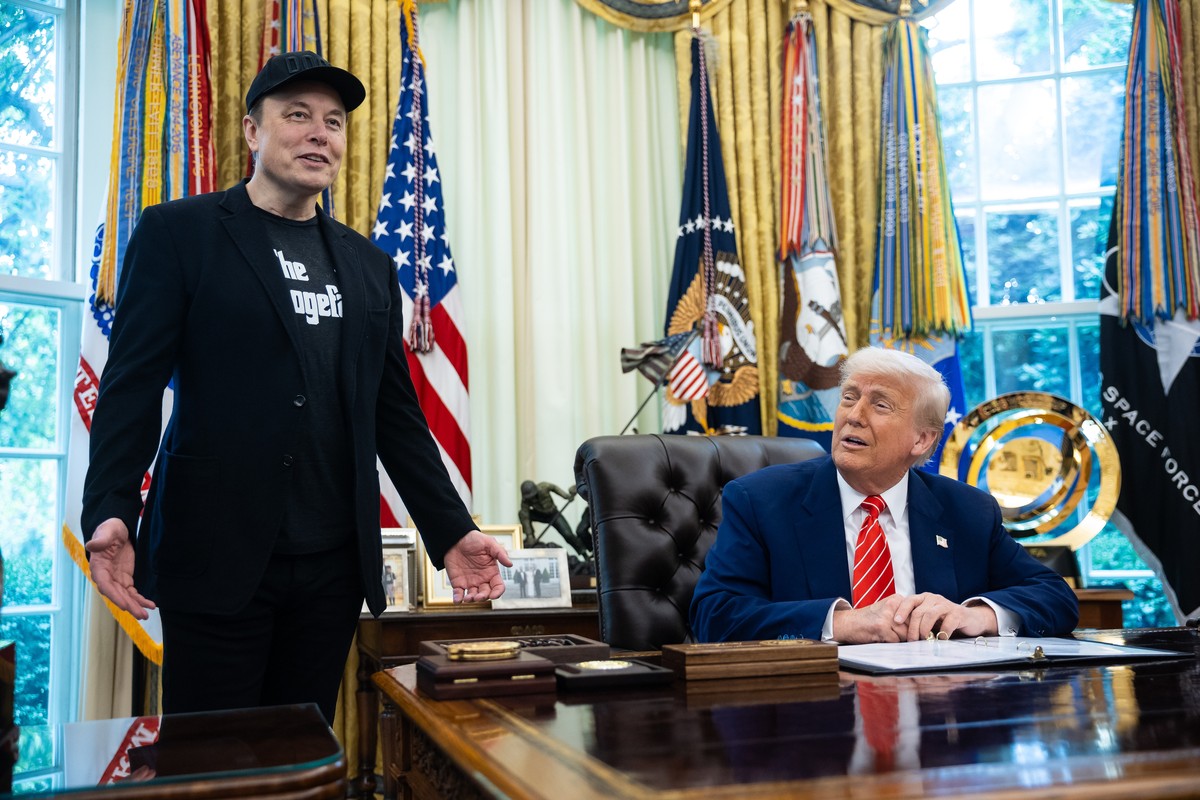 epa12146154 US President Donald Trump (R) and Elon Musk attend a press conference in the Oval Office at the White House in Washington, DC, USA, 30 May 2025. EPA/FRANCIS CHUNG / POOL