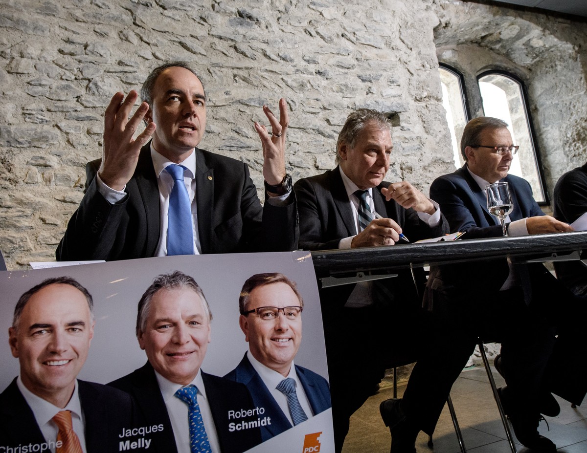 Christophe Darbellay, Jacques Melly et Roberto Schmidt, de gauche, candidats PDC au Conseil d'Etat valaisan, et Serge Metrailler, droite, president du PDC du Valais romand, lors une conference de ...