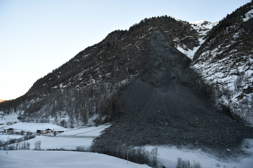 In der Gemeinde Vals (Bezirk Innsbruck-Land) ist es am Sonntag, 24. Dezember 2017,zu einem massiven Felssturz gekommen. Die Valserstrasse in das Seitental des Wipptals wurde auf einer Laenge von 150 M ...
