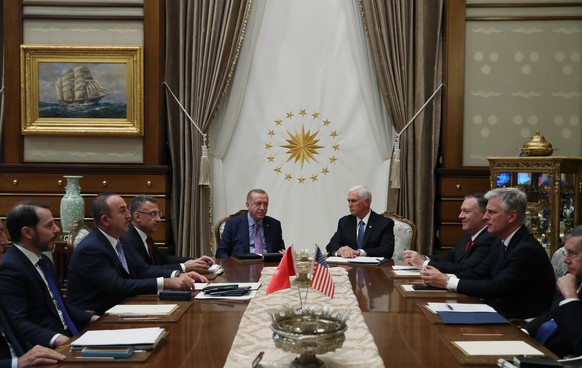 Die US-Delegation rechts, ihr türkischer Gegenpart links.
