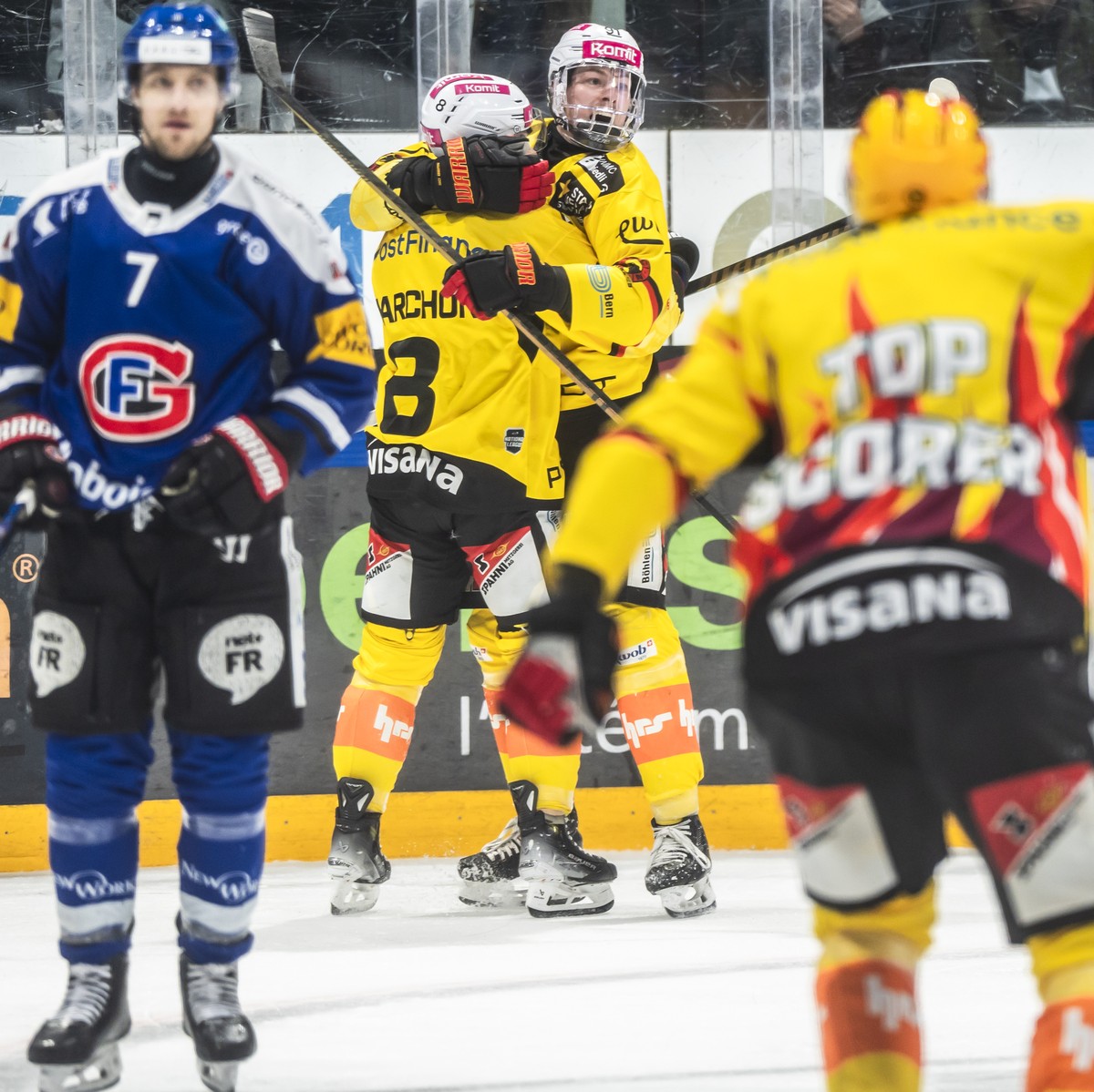 Marc Marchon (SCB), Fabian Ritzmann (SCB) und PostFinance Top Scorer Waltteri Merelae (SCB), von links, bejubeln den Treffer zum 2:2 neben Benoit Jecker (HCFG), links, im sechsten Eishockey Playoff Vi ...